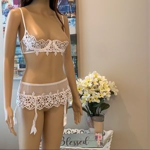 NWOT Frederick’s of Hollywood White Lingerie Set